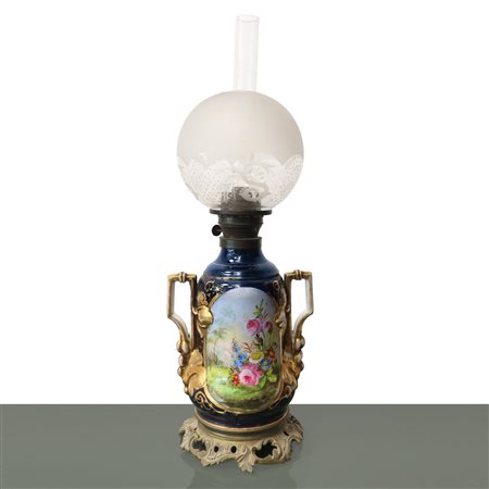 Lume a petrolio  in porcellana blu con decoro floreale e boccia a palla