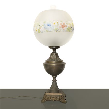 Lume a petrolio in metallo brunito con diffusore a palla con decoro floreale dipinto lungo il corpo centrale del diffusore