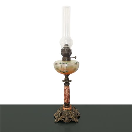 Lume a petrolio con base in metallo e sostegno in marmo, Late 19° secolo