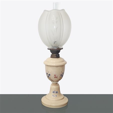 Lume in porcellana beige con decori floreali e boccia a guisa di tulipano
