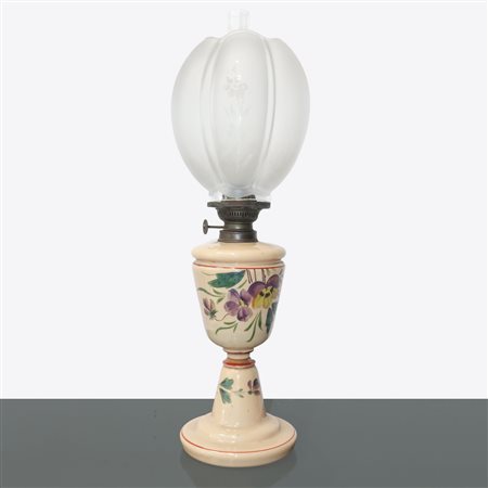 Lume in porcellana beige con decori floreali e boccia a guisa di tulipano