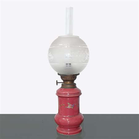 Lume in porcellana rosa con micro decori floreali e boccia a palla