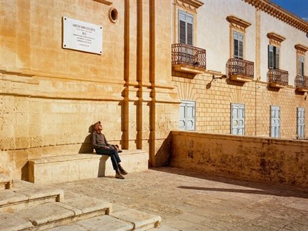 Fabrizio  Alzati (Milano, Italia, 1972 - ) 
The fine art of sunbathing 
 Paper Size 21 x 29,7 cm  Image size: 20,3 x 27,4 cm