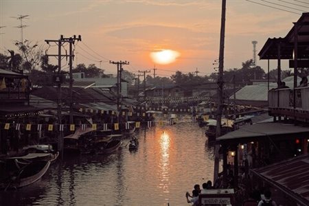 Teddy Marks (Germania, 1967 - ) 
Sunset at Floating Market 
 Paper Size 21 x 29,7 cm / Image size: 18,6 x 28 cm