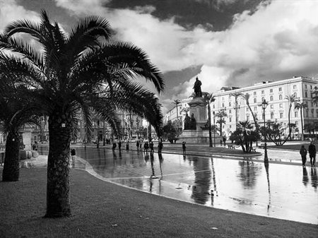 Emanuele  Cucuzza (Roma, 1975 - ) 
Osservami 
 Paper Size 21 x 29,7 cm / Image size: 20 x 25 cm