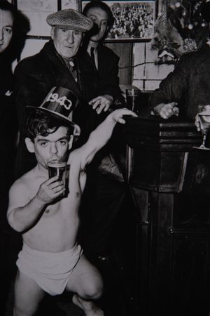 Weegee (1899 - 1968) 
Shorty, the Bowery Cherub, New Year’s Eve at Sammy’s Bar, New York 1943
 24 x 30 cm