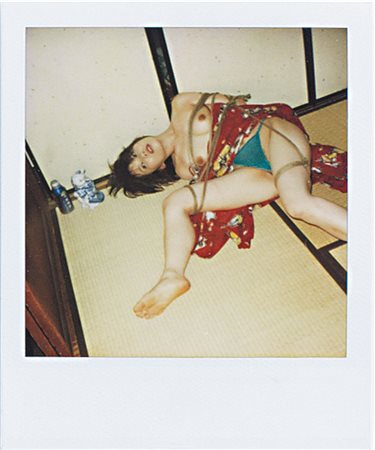 NOBUYOSHI ARAKI Tokyo 25/05/1940 Senza titolo polaroid cm. 10,8x8,8; firma al...