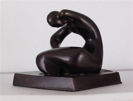 SCULTORE DEL XX SECOLO Figura accovacciata scultura in bronzo a patina...