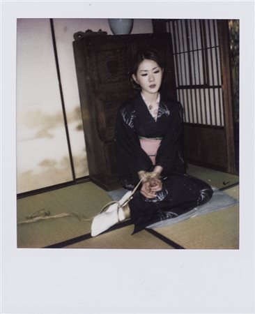 NOBUYOSHI ARAKI Tokyo 25/05/1940 Senza titolo polaroid cm. 11x9, firma al retro.