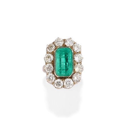 Anello con smeraldo