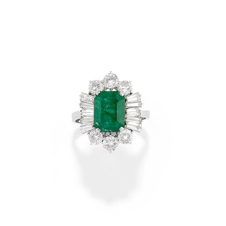 Anello con smeraldo