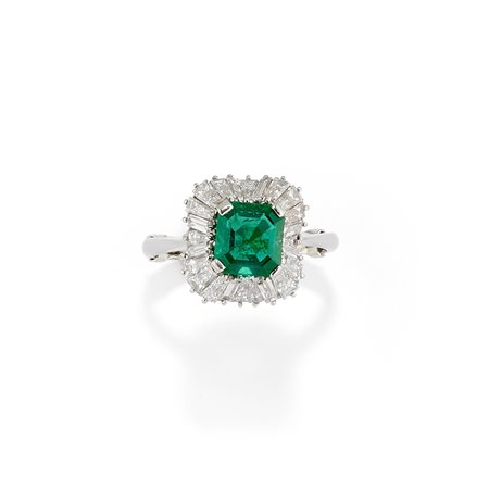 Anello con smeraldo