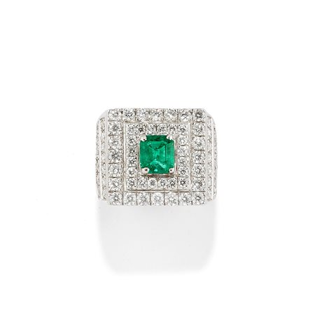 Anello con smeraldo