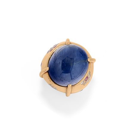 Anello con grande zaffiro cabochon