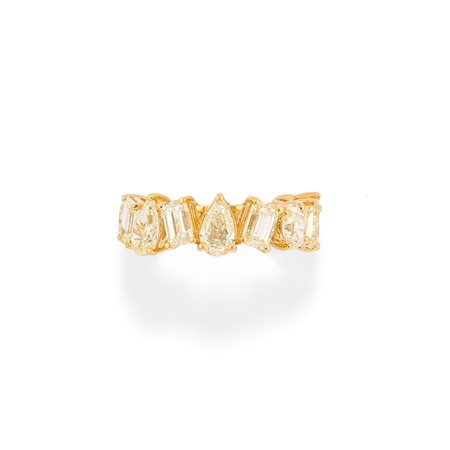 Anello con diamanti fancy color