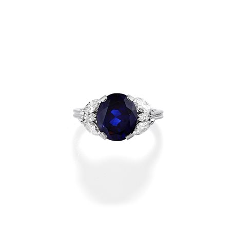 Anello con zaffiro e diamanti