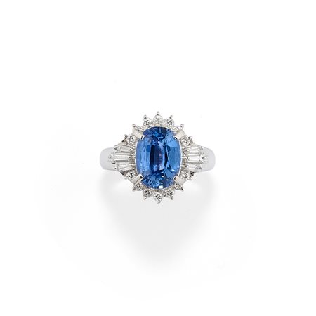 Anello con zaffiro e diamanti