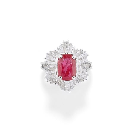 Anello con rubino e diamanti