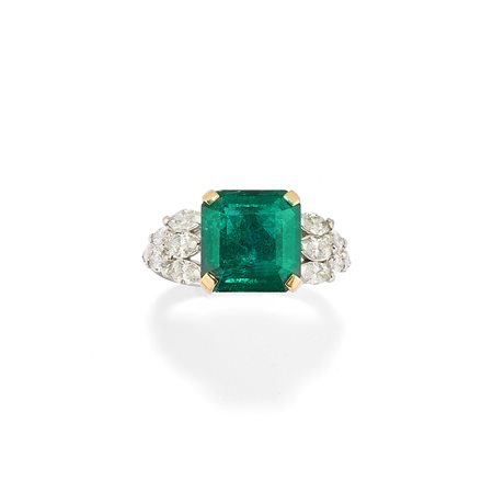 Anello con smeraldo e diamanti