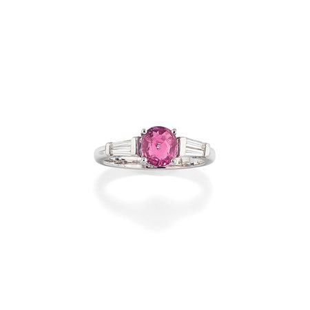 Anello con zaffiro rosa