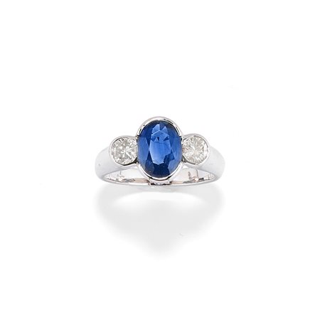 Anello con zaffiro e diamanti