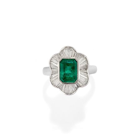 Anello con smeraldo e diamanti
