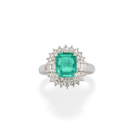 Anello con smeraldo e diamanti