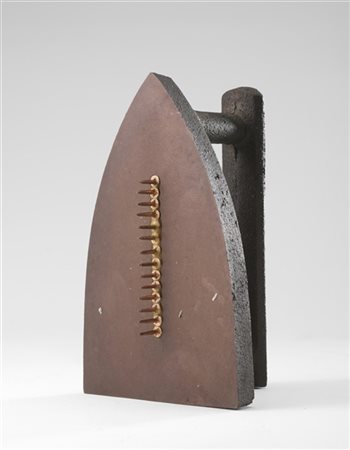 Man Ray "Cadeau" (1921)-74
multiplo in ghisa e chiodi di rame
h cm 16,3
Titolo,