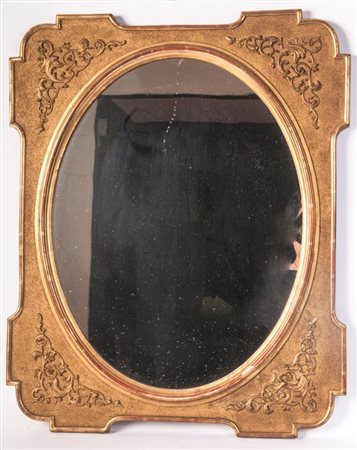  
Specchiera in legno dorata ad assetto ovale prima metà XX secolo
 65 x 52,5 cm