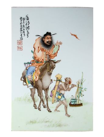  
Raffinata formella in porcellana dipinta. Cina, periodo Repubblica (1912-1949) 
 cm 38 x 25 x 0.7