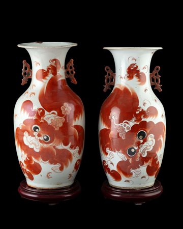  
Coppia di vasi  in porcellana dipinta a smalti , Cina, dinastia Qing (1644-1912), XIX secolo 
 Each cm 46 base 18