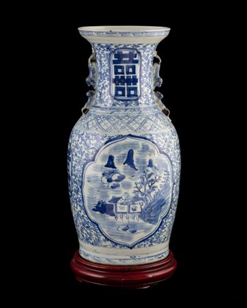  
Vaso in porcellana bianca e blu decorato con ideogrammi della doppia felicità, Cina, dinastia Qing (1644-1912), XIX secolo  
 