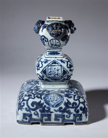  
Candeliere in porcellana  bianca e blu con decori schematizzati e medaglioni con iscrizioni in arabo. Cina, dinastia Qing (1644-1912), fine XIX secolo 
 Altezza cm 21