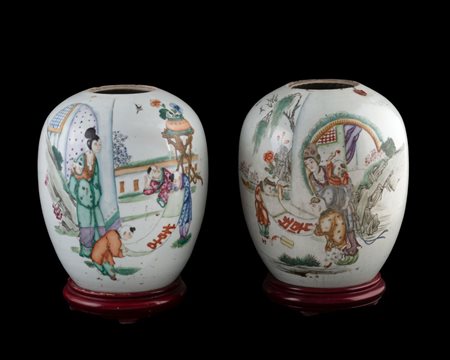  
Coppia di vasi da zenzero in porcellana dipinta., Cina, dinastia Qing (1644-1912), XIX secolo 
 Altezza dei vasi cm 27 - con base cm 31
