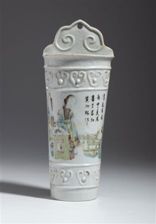  
Porta baguette in porcelana con figura. Cina, Fine dinastia Qing (1644-1911) 
 Altezza cm 23 