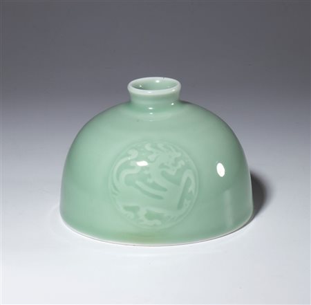  
 Piccolo "water pot" in porcellana a smalto celadon. Cina, periodo Repubblica (1912-1949) 
 mm 90 x 130