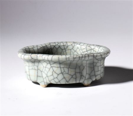  
Piccola vaschetta in porcellana a smalto celadon craquelé. Cina, XX secolo 
 mm 37 x 70.7 x 103