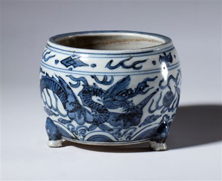  
Vaso tripode in porcellana bianca e blu decorato con figure di draghi. Cina, XX secolo 
 Altezza mm 89.5 x 120