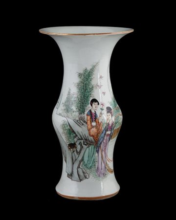  
Vaso a balaustro in porcellana dipinta raffigurante figure femminile in paesaggio naturalistico. Cina, XX secolo 
 cm 34 x 19