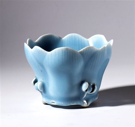  
Coppetta a forma di fiore di magnolia in porcellana a smalto azzurro. Cina, XX secolo 
 Diametro mm 89.5 x 60