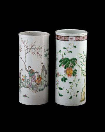  
Due vasi cilindrici in porcellana dipinta. Cina, XX secolo 
 cm 29 x 12 - 29 x 12.5