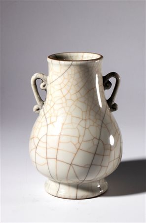  
Piccolo vaso a smalto Ge con doppi manici. Cina, XX secolo 
 Altezza mm 130