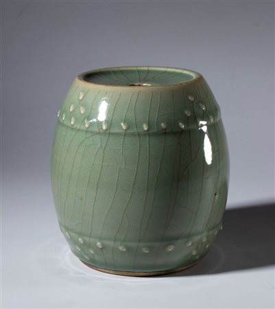  
Vaso in ceramica a smalto celadon a forma di tamburo. Cina, XX secolo 
 Altezza mm 135