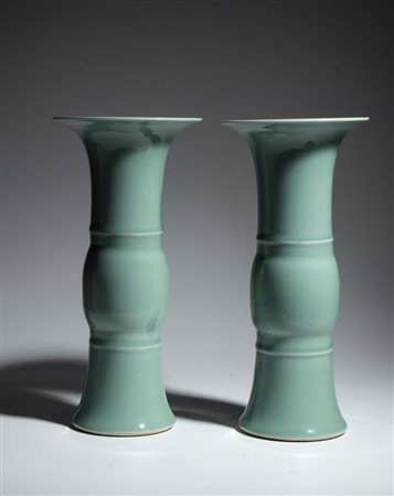  
Coppia di vasi in porcellana a smalto celadon. Cina, XX secolo 
 Altezza cm 30