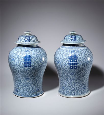  
Coppia di grande potiche con coperchio dipinti in blu. Cina, periodo Repubblica (1912-1949) 
 Entrambi alti cm 43