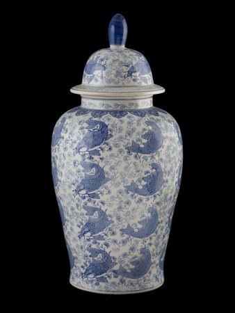  
Grande vaso in porcellana con coperchio  decorato a stampo con motivo di carpe su fondo vegetale. Cina. XX secolo 
 Solo il vaso altezza cm 44 - con base cm 47,5