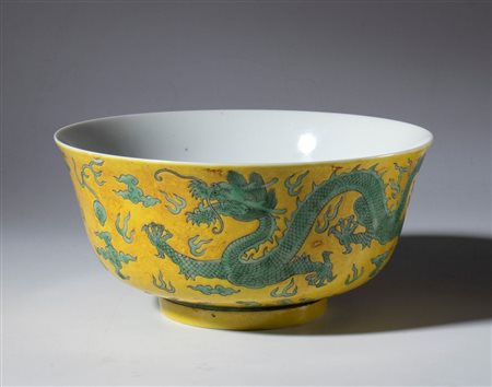  
Ciotola in porcellana dipinta a smalti giallo e verdi con figure di draghi. Cina, XX secolo 
 Diametro cm 18.5 x 9