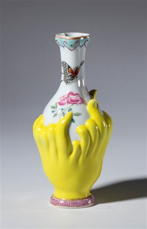  
Vasetto in porcellana dipinto con fiori e farfalle. Il corpo del vaso ricorda il frutto dell'albero dei limoni "mano di Buddha". Cina, XX secolo 
 mm 139 x 64.6 x 53.4