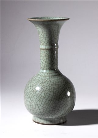  
Vaso a smalto celadon craquelé. Cina, XX secolo 
 