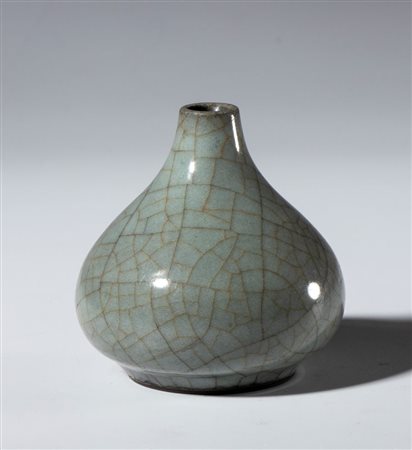  
Piccolo vaso in ceramica a smalto celadon craquelé. Cina, XX secolo 
 mm 66.5 x 65.5